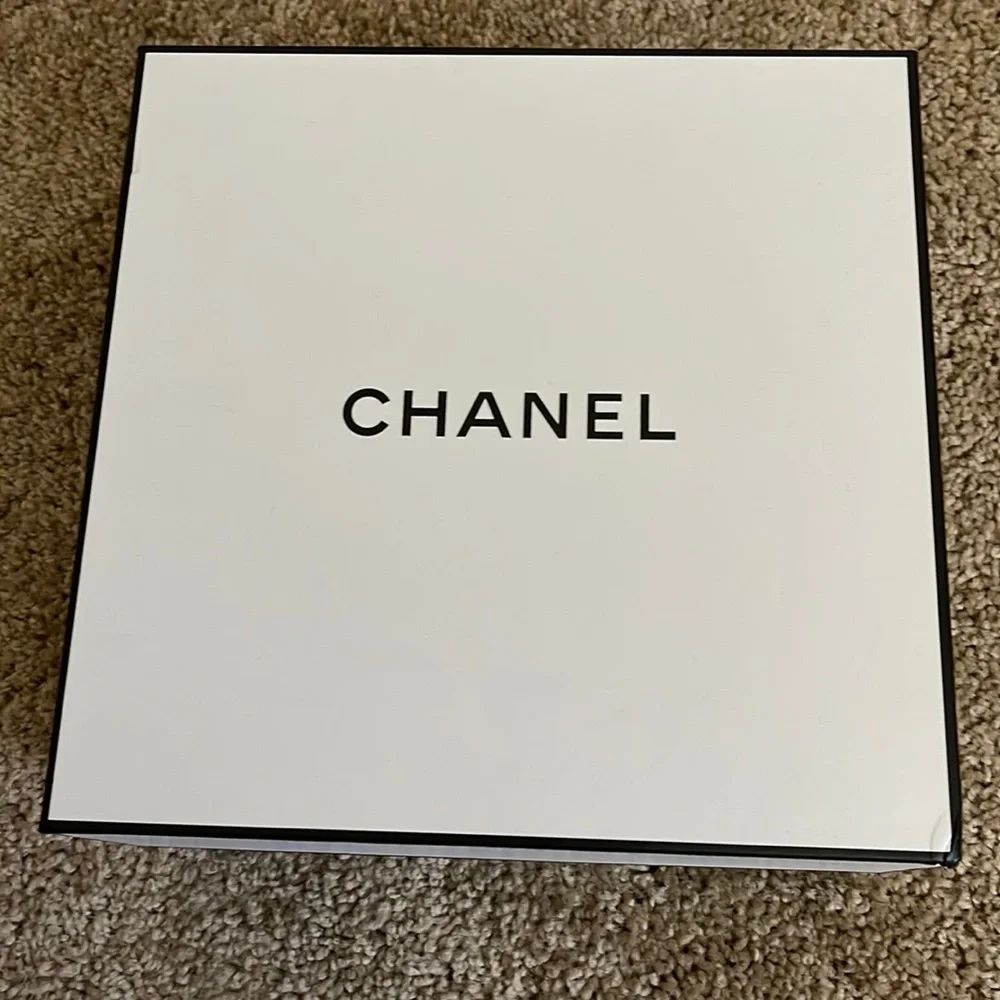 Chanel box - Picture 1 of 3